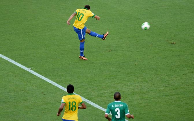Anche in campo  festa brasiliana con Neymar. Ancora una volta, primo tiro e subito gol. Afp